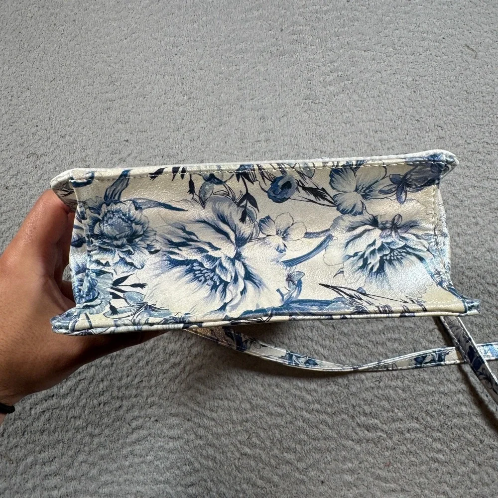 Betsey Johnson Kitsch Toile Pearl Blue and White Floral Phone Handbag Wireless - Picture 5 of 9